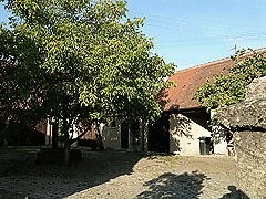 Bauernmuseum im Fischerhof, Garten mit Stall