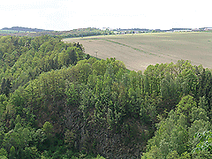 Der Blick von Hohenleuben zur Kresse-Höhle