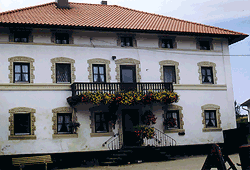 Wohnhaus eines Vierseithofes mit Mezzaningeschoss und Putzgliederung, 1903 erbaut, in Rannerding, Gemeinde Aidenbach
